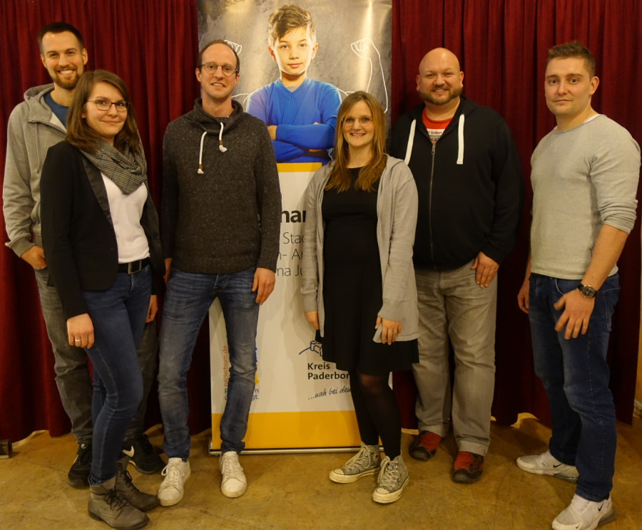 Beschreibung: Gestalteten den Informationsabend für Eltern und Erziehungsberechtigte im MultiCult (v. l.): Simon Dierkes (FreiesBeratungsZentrum Paderborn e.V., Trainer der Selbstbehauptungskurse), Stefanie Lang (Kreisjugendamt Paderborn), Julian Ahlemeyer (Schulsozialarbeiter, Trainer der Selbstbehauptungskurse), Marina Seipel (Stadtjugendamt Paderborn), Thorsten Driller (Aidshilfe Paderborn e.V., Mitglied vom Forum Jungenarbeit) und Michael Hartmann (Jugendberatungsstelle Lobby, Mitglied vom Forum Jungenarbeit).    Bildrechte: Stadt Paderborn Beschreibung: Gestalteten den Informationsabend für Eltern und Erziehungsberechtigte im MultiCult (v. l.): Simon Dierkes (FreiesBeratungsZentrum Paderborn e.V., Trainer der Selbstbehauptungskurse), Stefanie Lang (Kreisjugendamt Paderborn), Julian Ahlemeyer (Schulsozialarbeiter, Trainer der Selbstbehauptungskurse), Marina Seipel (Stadtjugendamt Paderborn), Thorsten Driller (Aidshilfe Paderborn e.V., Mitglied vom Forum Jungenarbeit) und Michael Hartmann (Jugendberatungsstelle Lobby, Mitglied vom Forum Jungenarbeit).    Bildrechte: Stadt Paderborn